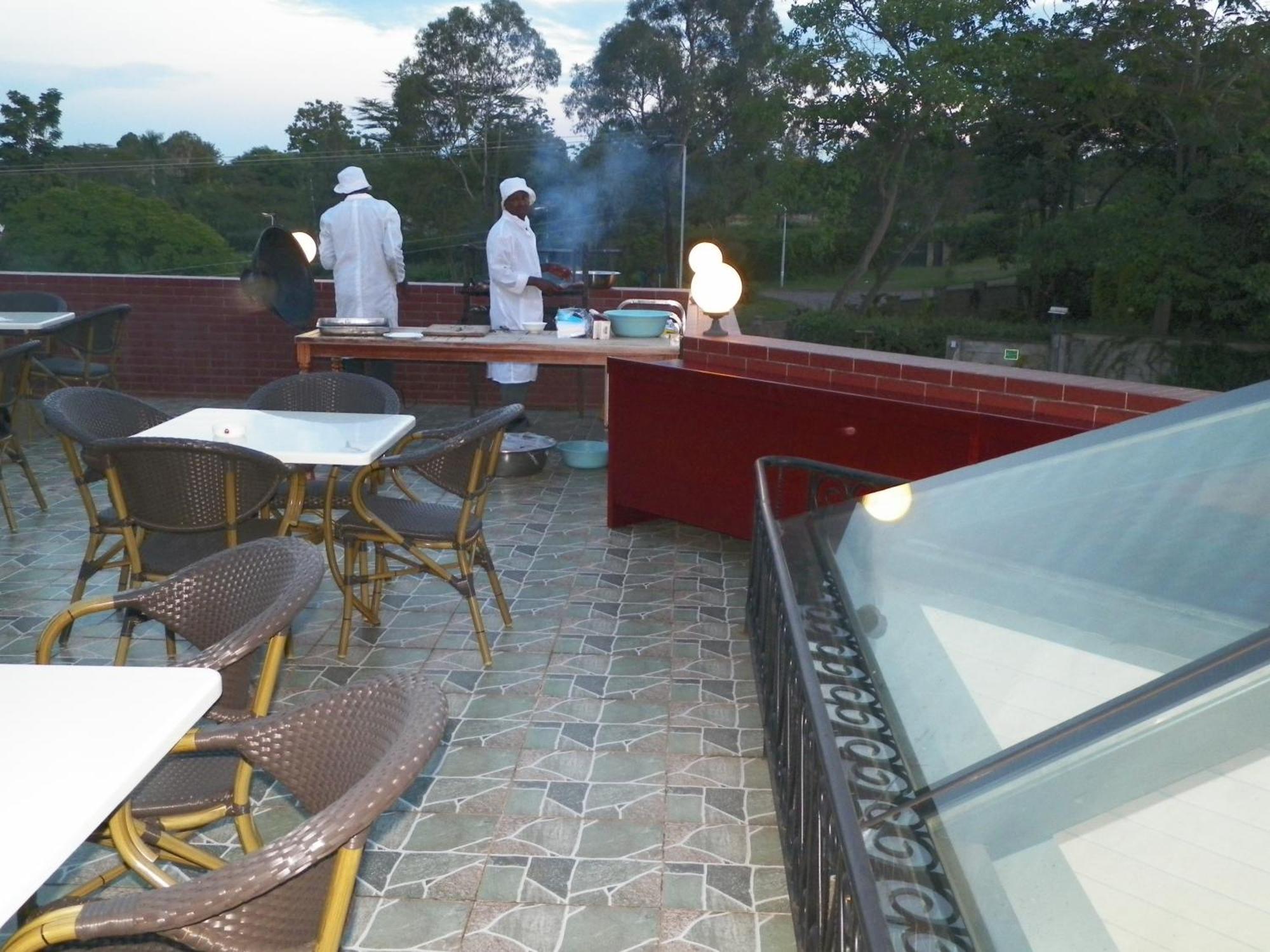 Soluxe Club International Hotel Nairobi Bagian luar foto