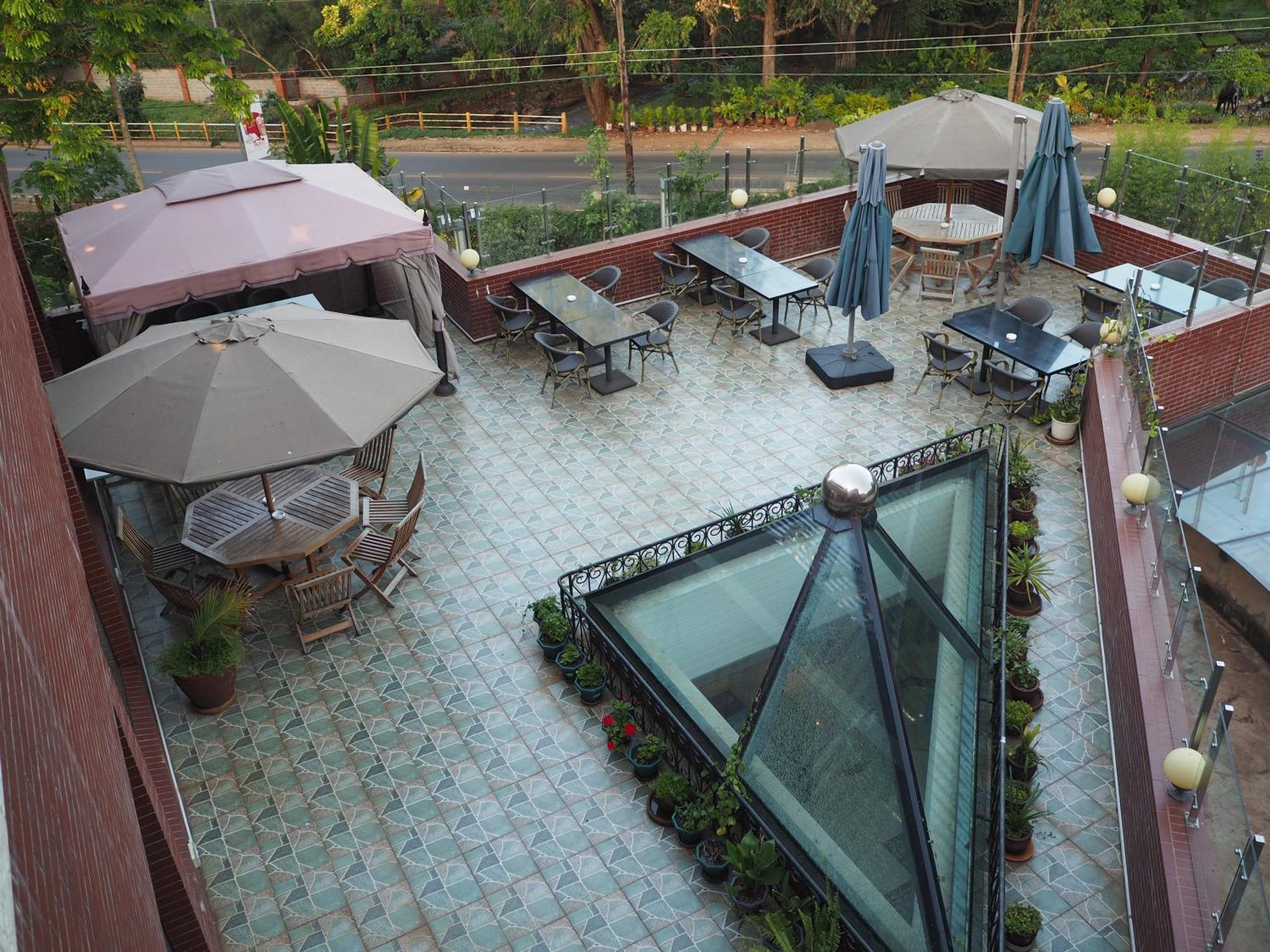 Soluxe Club International Hotel Nairobi Bagian luar foto