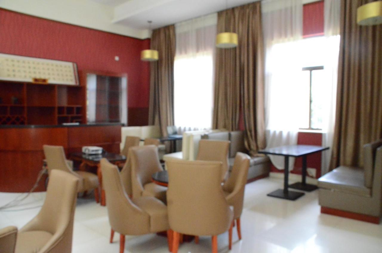Soluxe Club International Hotel Nairobi Bagian luar foto