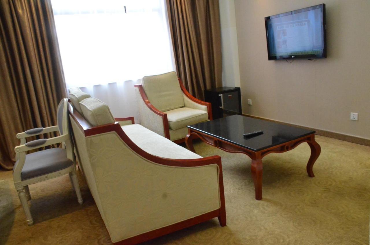 Soluxe Club International Hotel Nairobi Bagian luar foto